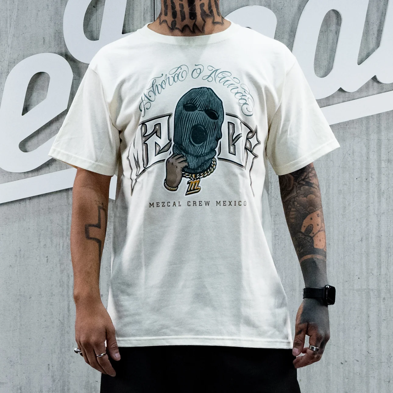 Playera urbana Mezcal Crew en campaña editorial